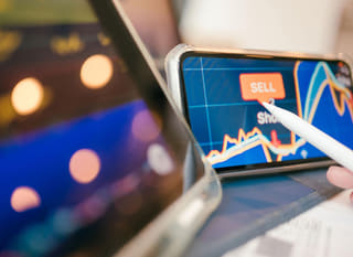Trader der arbejder med analyse af Bitcoin, Ethereum og forex-optioner på tværs af flere markeder
